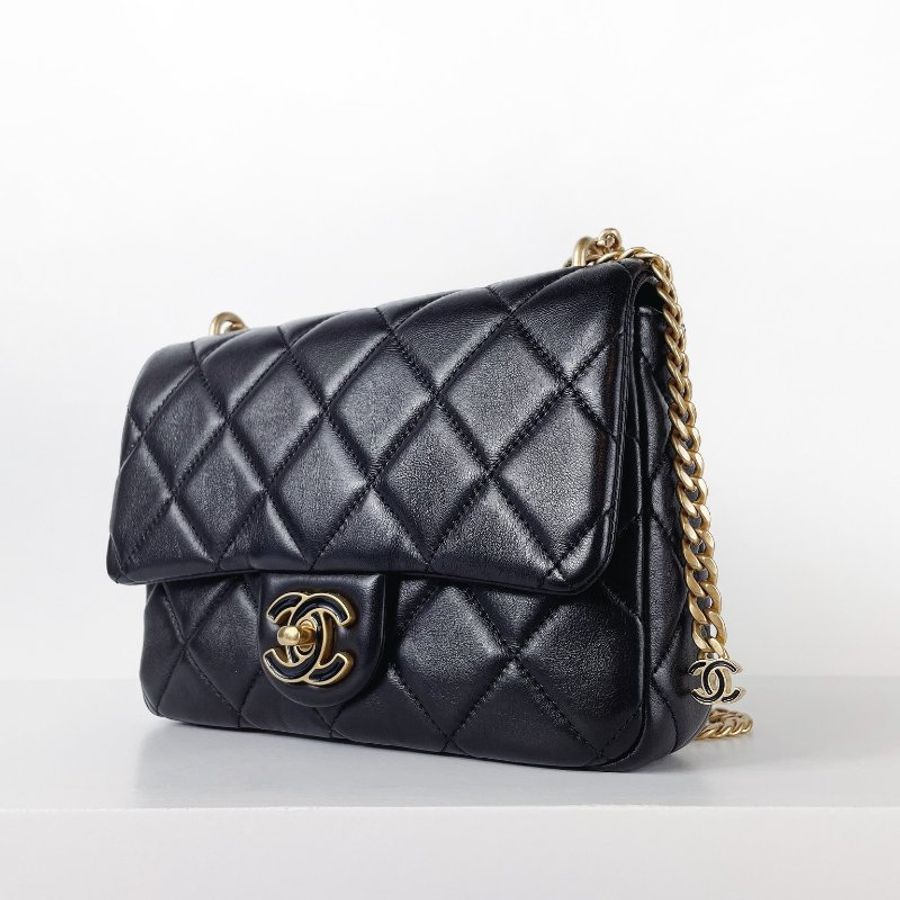 Chanel 22P 黑金琺瑯釦 方胖子-11