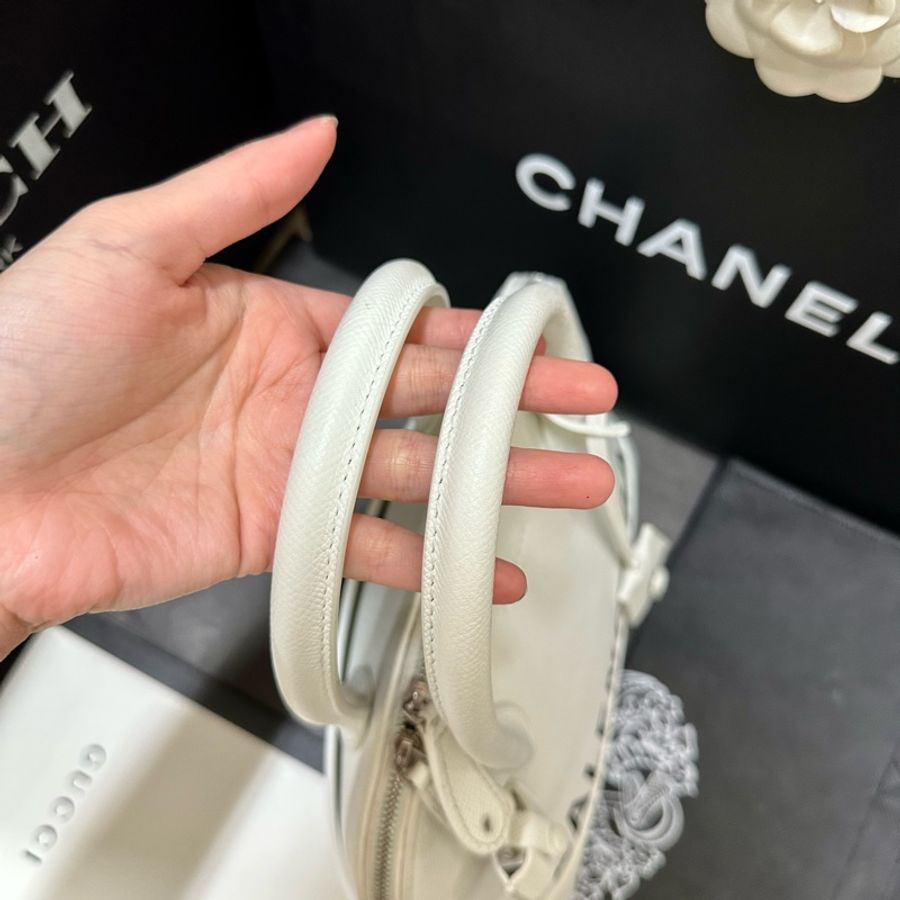 近全新閒置 #Balenciaga白色 #貝殼包 可斜背有背帶 全牛皮款式 酷酷女必備 顏值爆表 妥妥C位包🔥-13