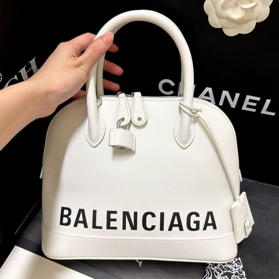 近全新閒置 #Balenciaga白色 #貝殼包 可斜背有背帶 全牛皮款式 酷酷女必備 顏值爆表 妥妥C位包🔥-0
