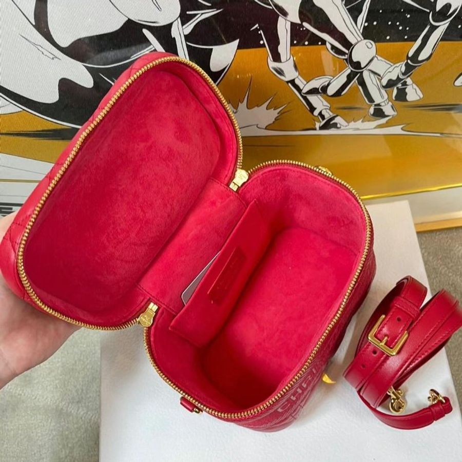 【預購】Dior 迪奧 紅色刺繡小化妝袋/斜肩包 附肩帶 Travel Vanity-1