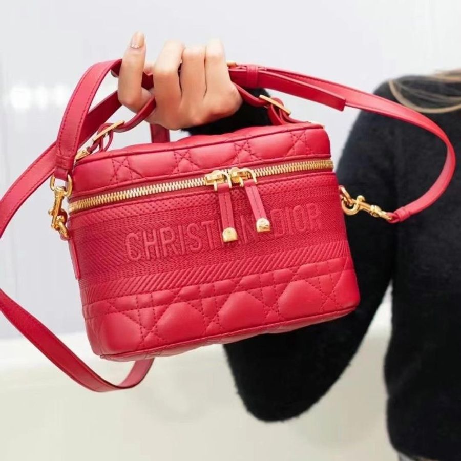 【預購】Dior 迪奧 紅色刺繡小化妝袋/斜肩包 附肩帶 Travel Vanity-2
