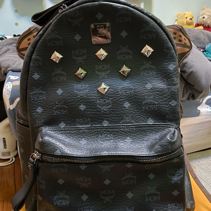 韓國 潮牌 名牌MCM 鉚釘後背包 全牛皮 特價出清 明星同款 黑色 M號 可裝13吋平板或筆電-0