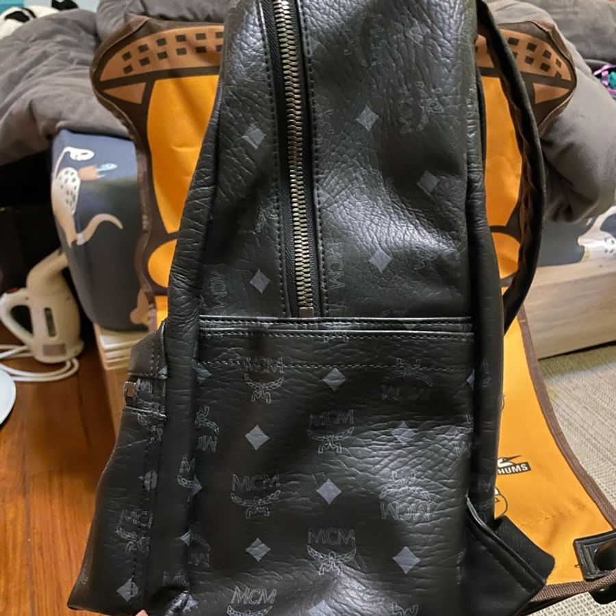 韓國 潮牌 名牌MCM 鉚釘後背包 全牛皮 特價出清 明星同款 黑色 M號 可裝13吋平板或筆電-3