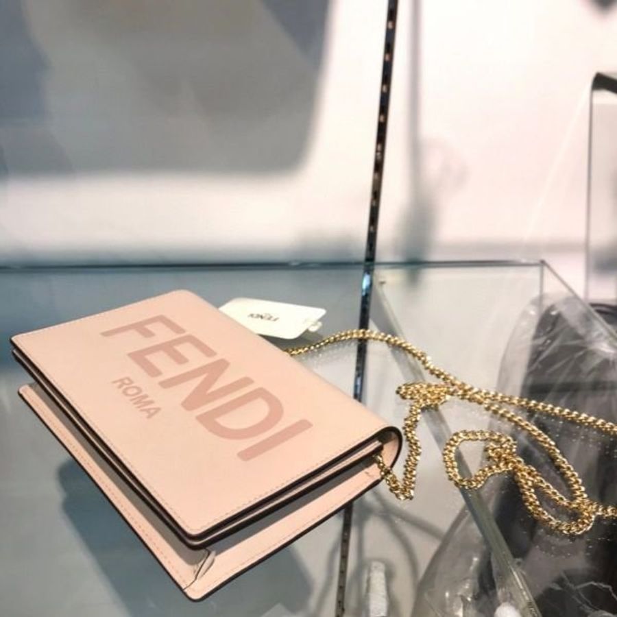 Fendi 8BS006 浮雕烙印小牛皮 WOC 鍊帶包 淡粉色-11