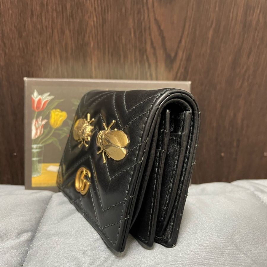 GUCCI marmont  絎縫紋牛皮金屬雙G LOGO昆蟲圖案暗釦卡夾/皮夾/短夾/零錢包(黑)-4