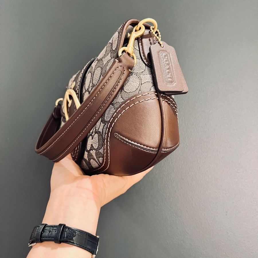 coach 中古腋下包 ✅ 📢搭配皮質結合 搭扣閉合設計 包身非常輕便 內里容納量還可以哦 ~ 一條短肩帶 🉑️手提 🉑️腋下背 這個款 有好幾個顏色 主打一個復古辣妹風 尺寸:26*18-14
