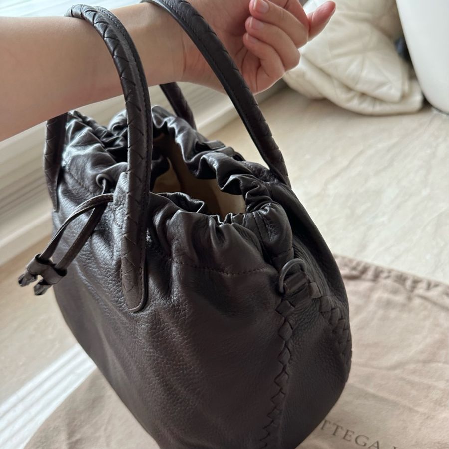 BV 未使用品 Bottega veneta 經典咖啡色三層束口手提/肩背/斜背包包-3