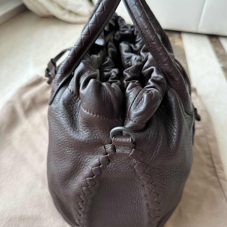 BV 未使用品 Bottega veneta 經典咖啡色三層束口手提/肩背/斜背包包-7