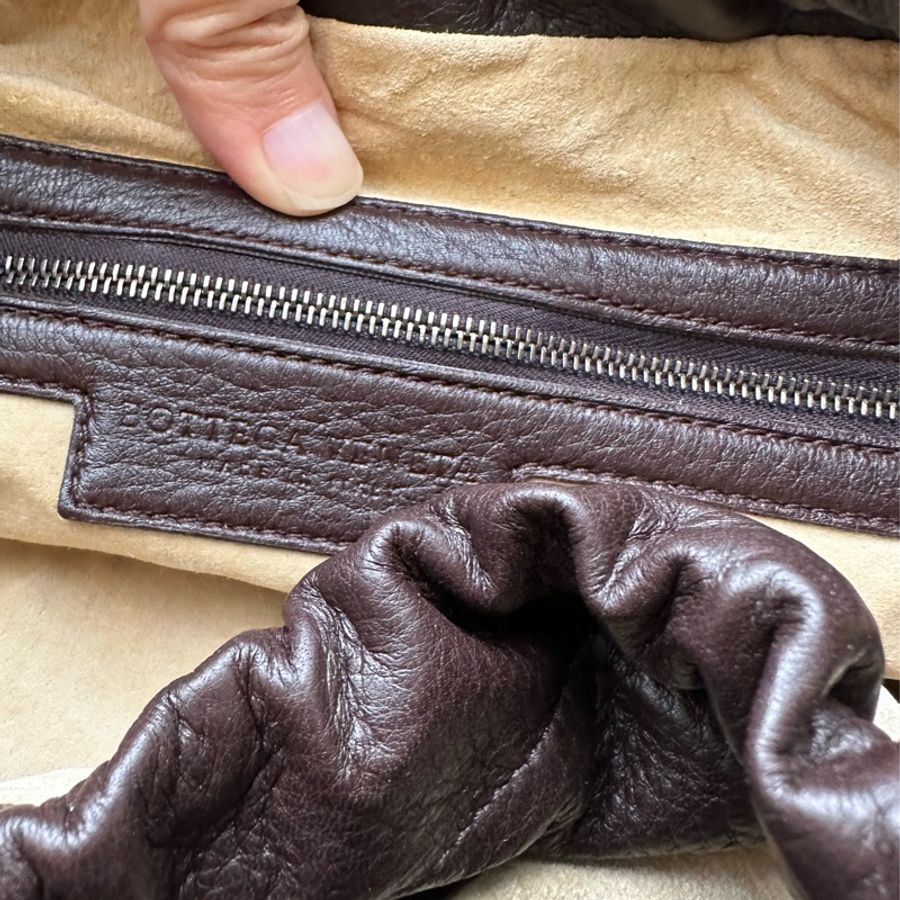 BV 未使用品 Bottega veneta 經典咖啡色三層束口手提/肩背/斜背包包-16