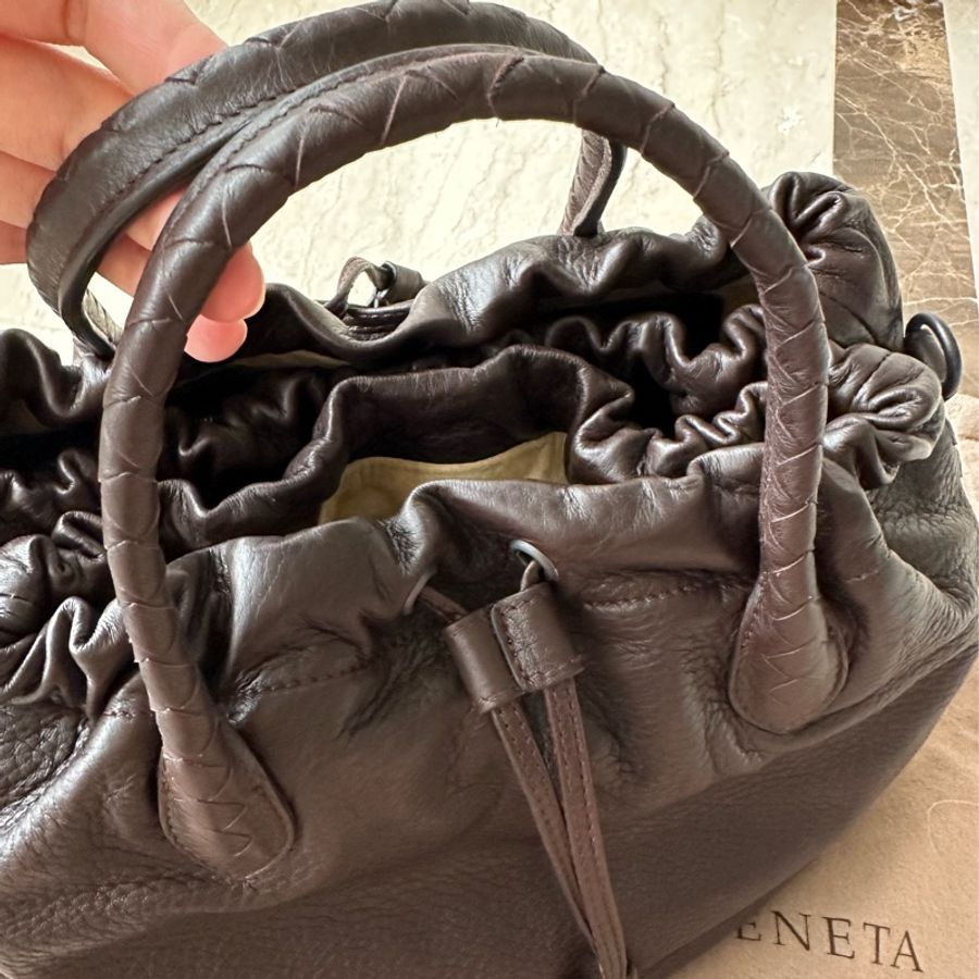 BV 未使用品 Bottega veneta 經典咖啡色三層束口手提/肩背/斜背包包-19