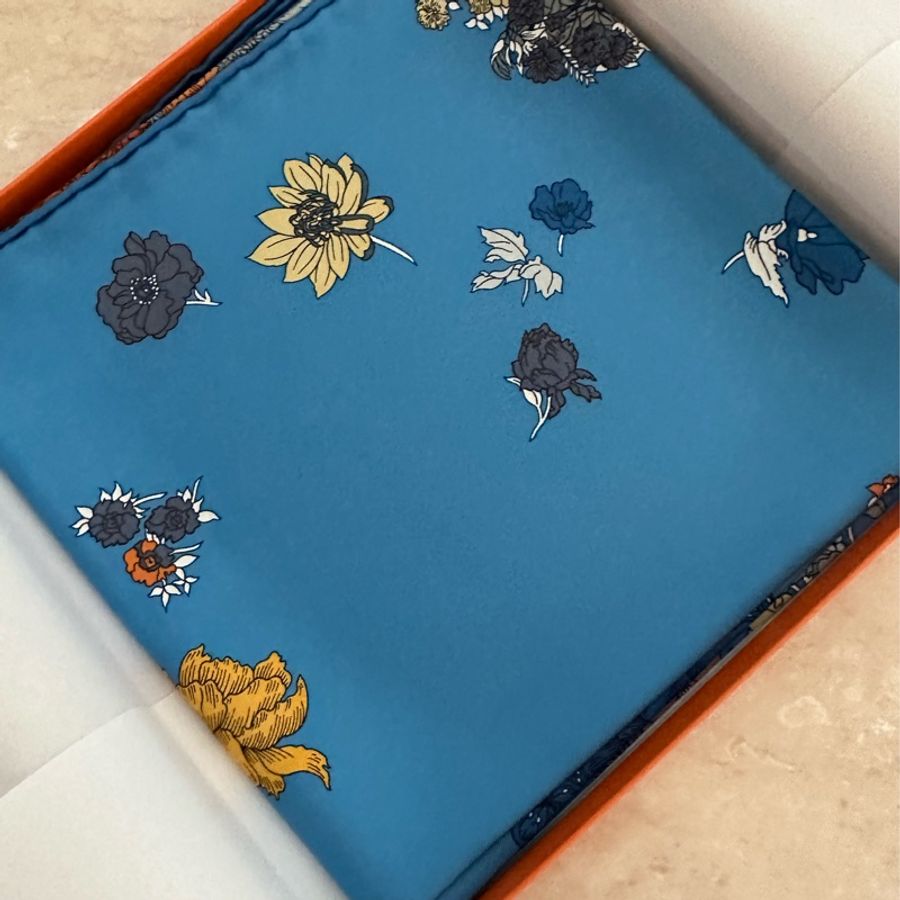 愛馬仕 Hermes 輕揚飛舞 馬上發 藍色花卉馬絲巾-11