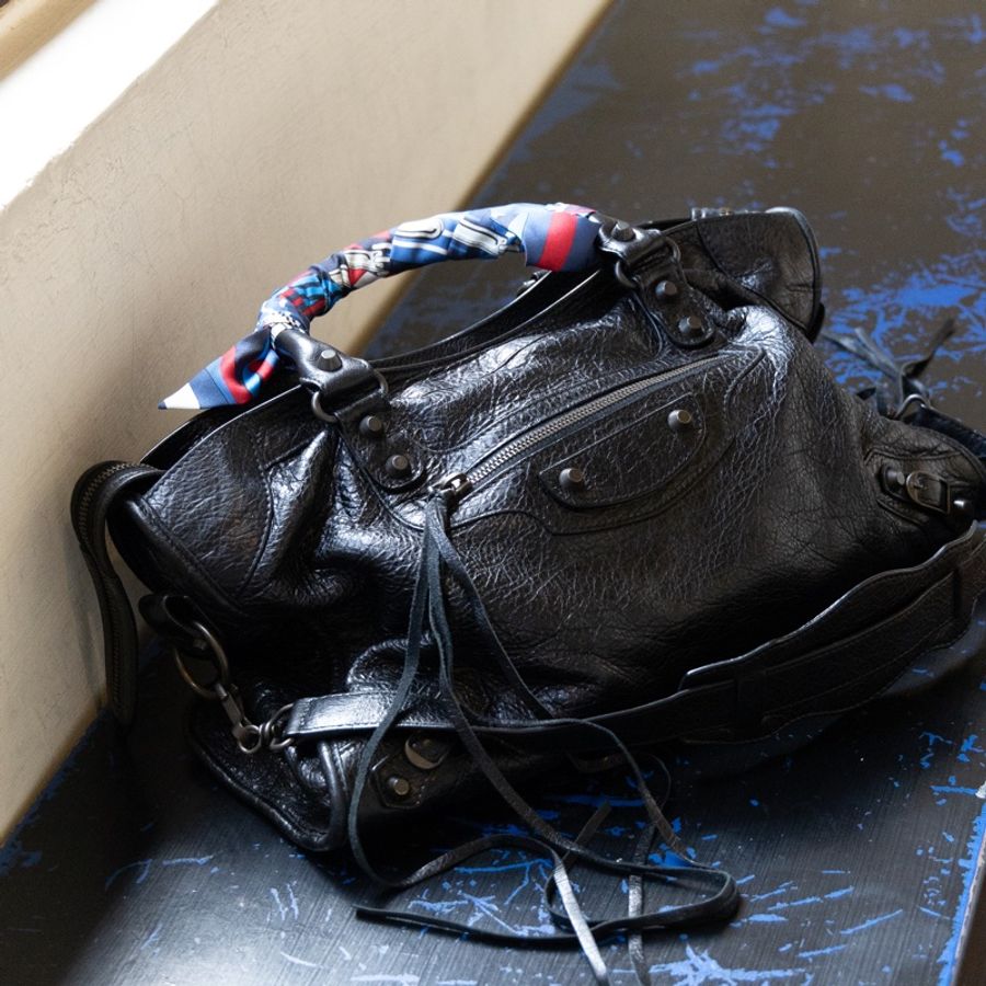 Balenciaga 巴黎世家經典款霧銀扣 鞣製羊皮 city機車包-3