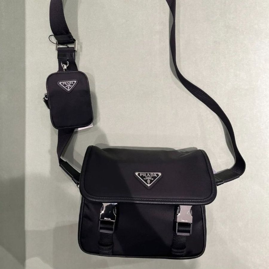 🌸2025春夏新品🌸Prada 2VD034 再生尼龍及Saffiano 三合一翻蓋郵差包-5