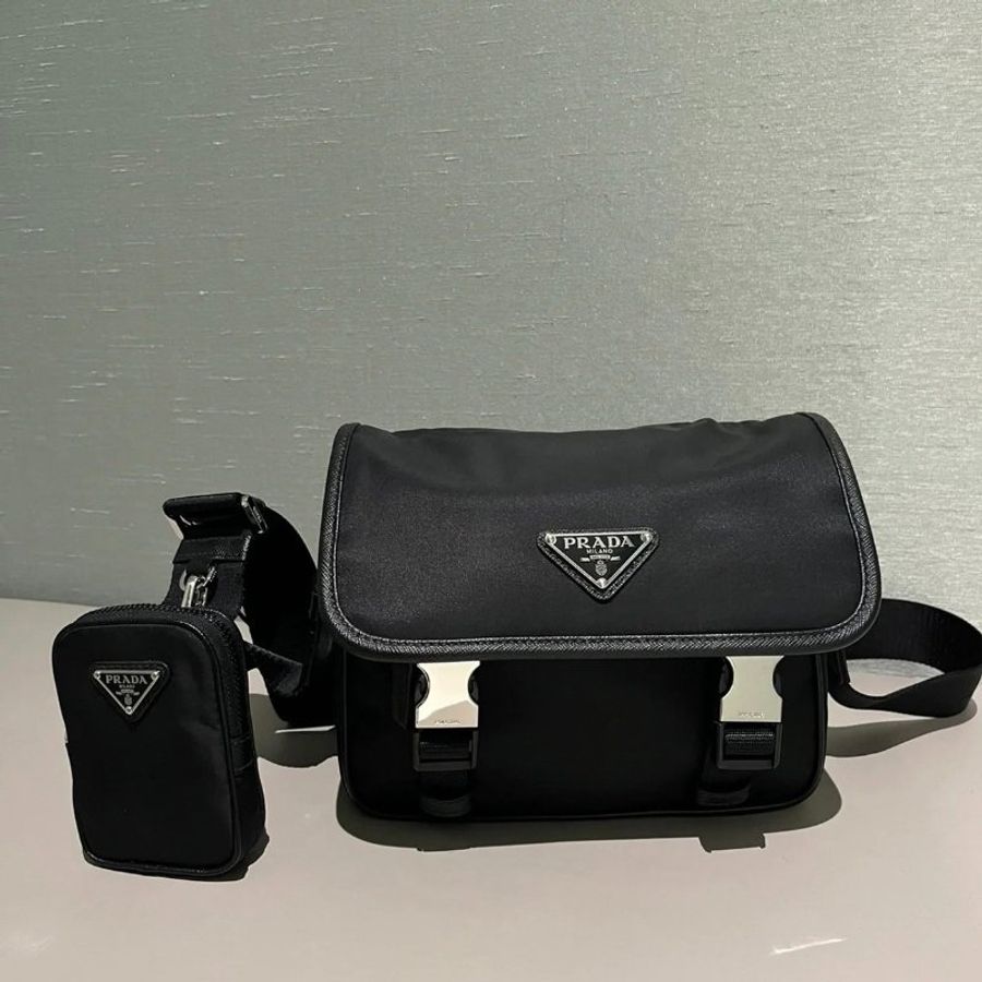 🌸2025春夏新品🌸Prada 2VD034 再生尼龍及Saffiano 三合一翻蓋郵差包-6