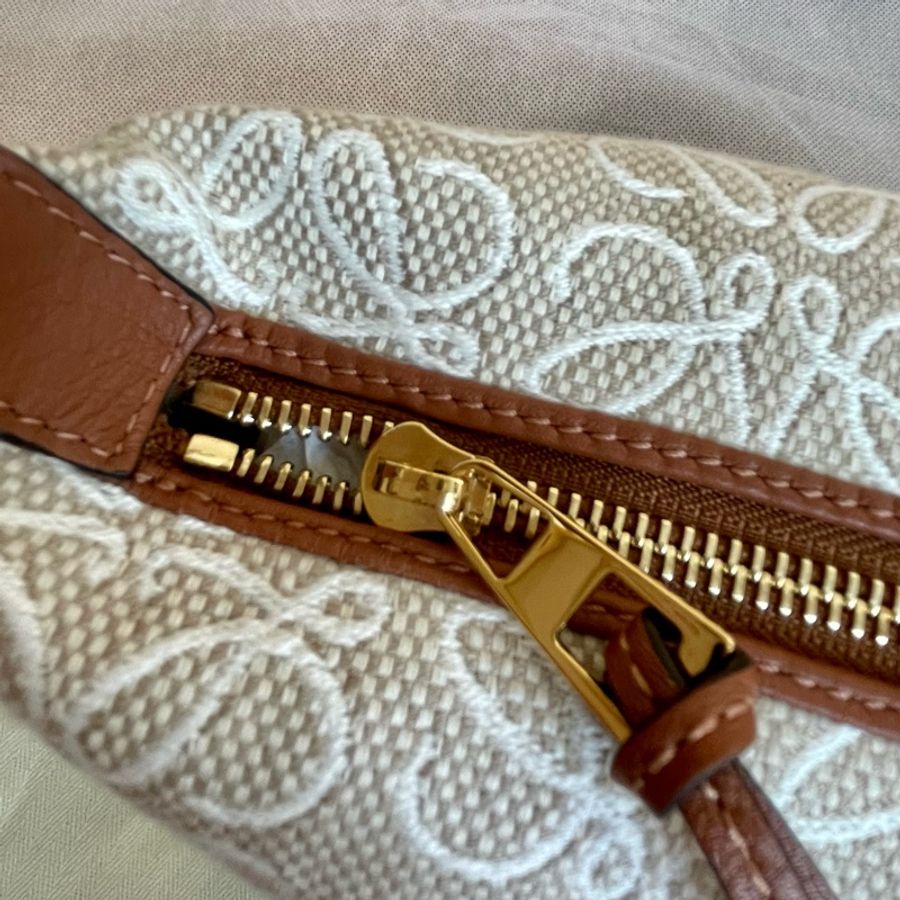 《Loewe 羅威》近全新 Cubi Anagram 提花小牛皮 小尺寸 便當盒 手拿包 腋下包 亞麻 米白色-8