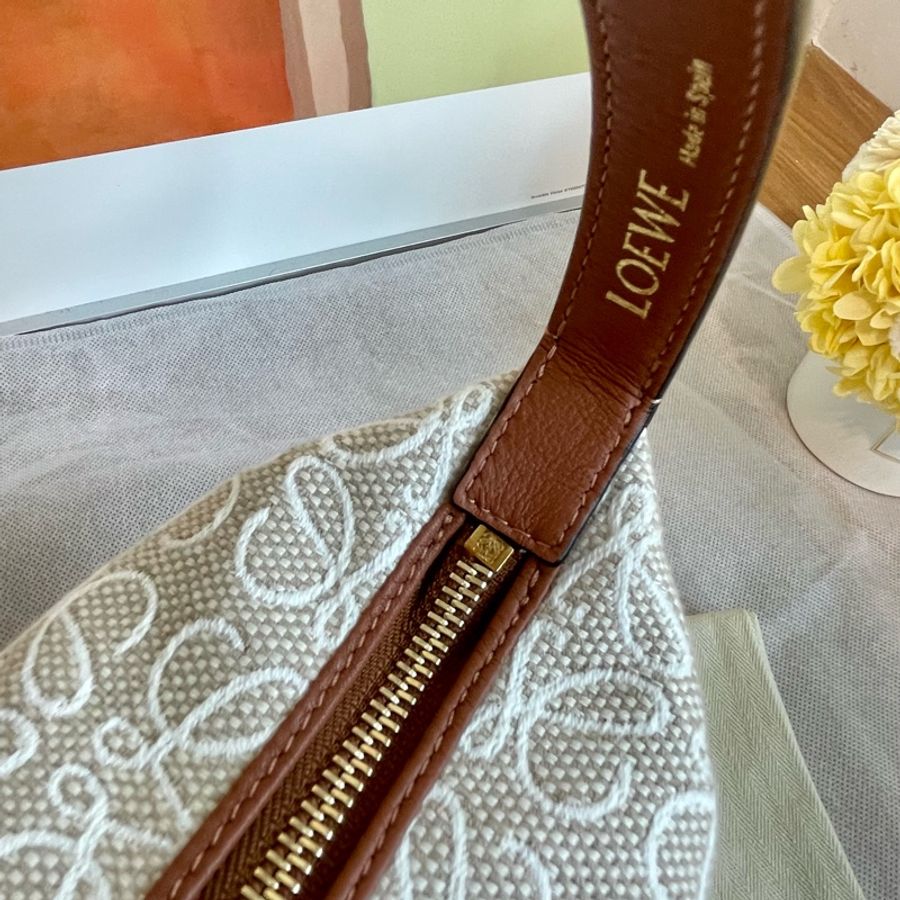 《Loewe 羅威》近全新 Cubi Anagram 提花小牛皮 小尺寸 便當盒 手拿包 腋下包 亞麻 米白色-9