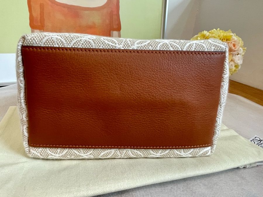 《Loewe 羅威》近全新 Cubi Anagram 提花小牛皮 小尺寸 便當盒 手拿包 腋下包 亞麻 米白色-10
