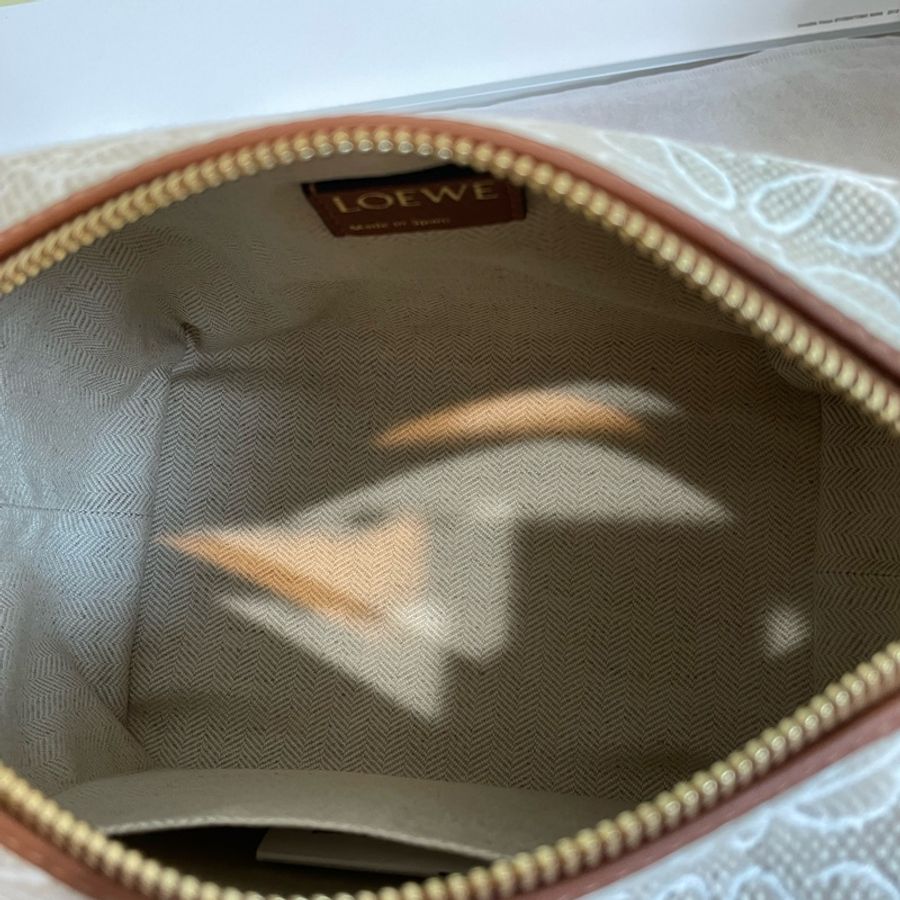 《Loewe 羅威》近全新 Cubi Anagram 提花小牛皮 小尺寸 便當盒 手拿包 腋下包 亞麻 米白色-11