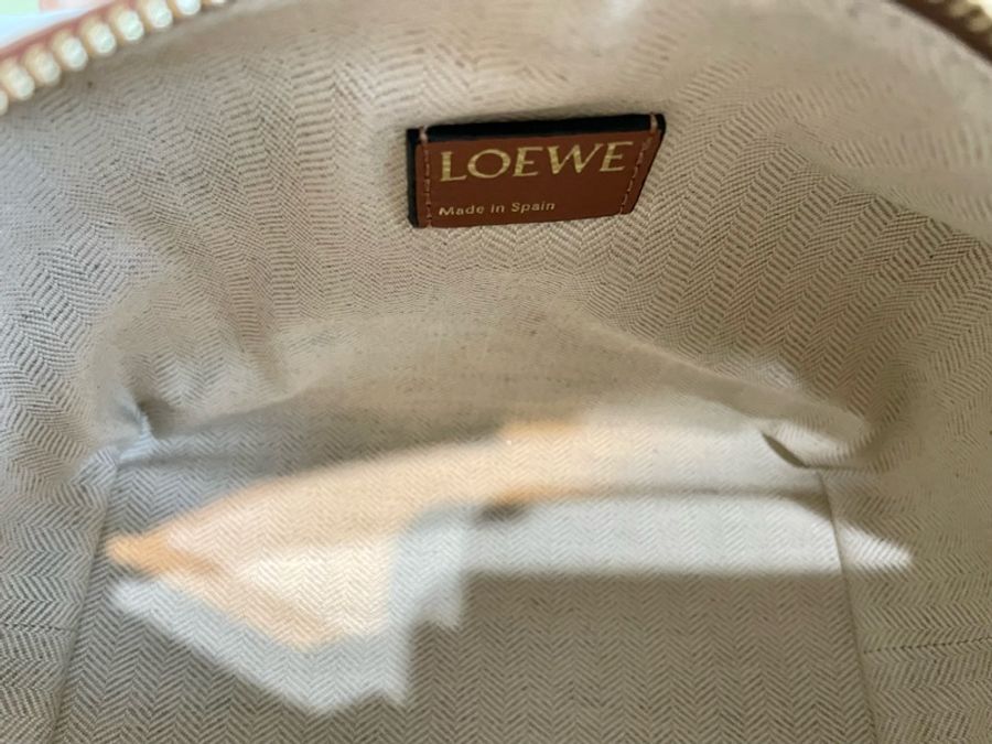 《Loewe 羅威》近全新 Cubi Anagram 提花小牛皮 小尺寸 便當盒 手拿包 腋下包 亞麻 米白色-12