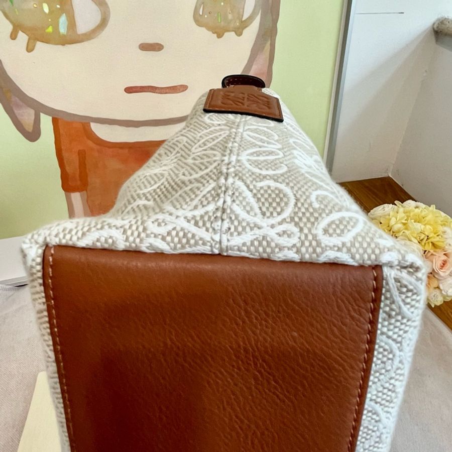 《Loewe 羅威》近全新 Cubi Anagram 提花小牛皮 小尺寸 便當盒 手拿包 腋下包 亞麻 米白色-15