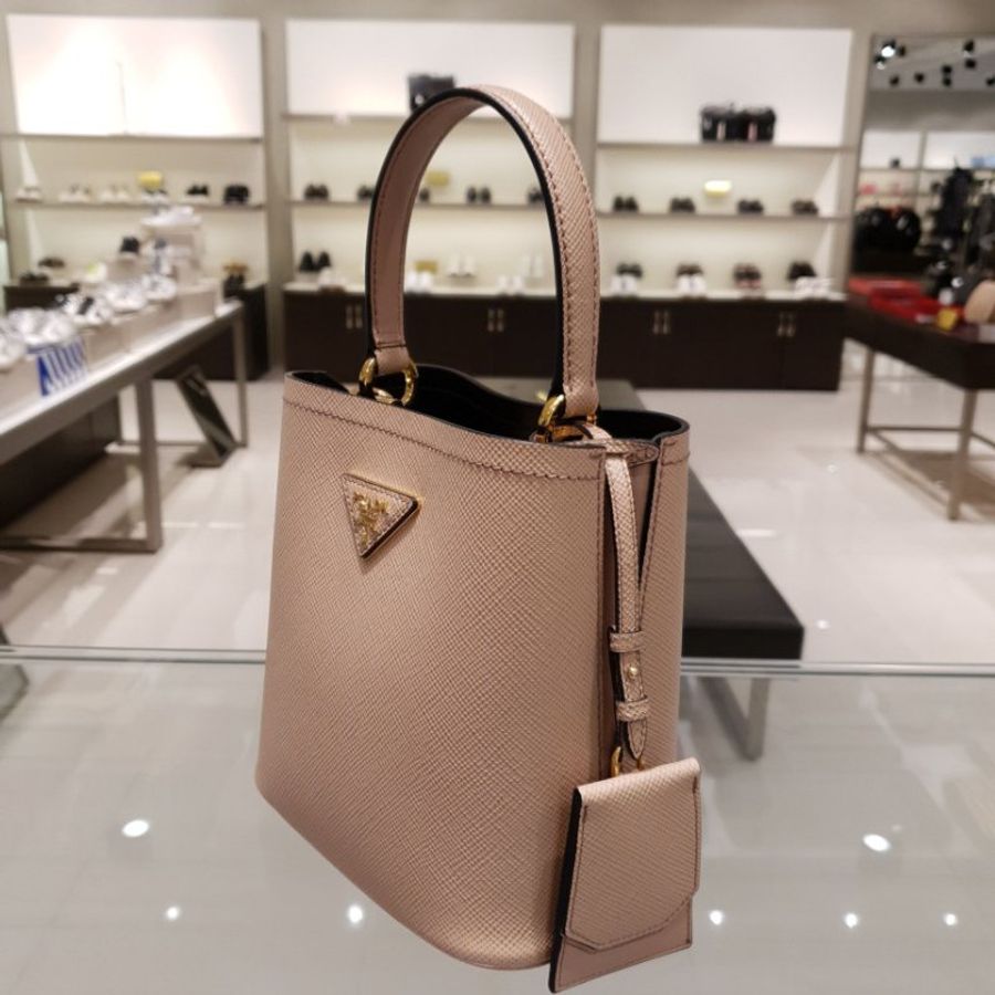 🎉新品好折扣✨Prada 1BA217 小款 Double Saffiano Panier 皮革水桶包 粉色-5