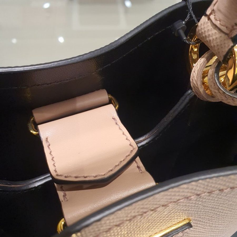 🎉新品好折扣✨Prada 1BA217 小款 Double Saffiano Panier 皮革水桶包 粉色-12