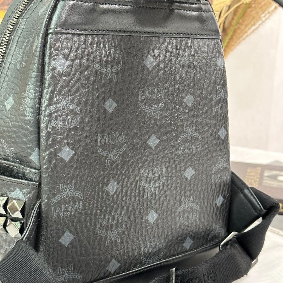 MCM logo印花鉚釘後背包-6