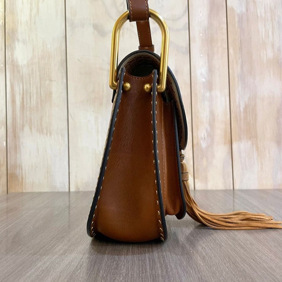 Chloe 經典Hudson焦糖色小牛皮編織流蘇斜背馬鞍包-1