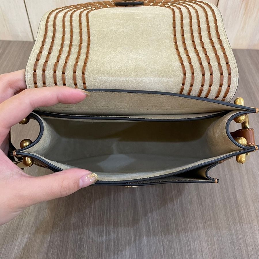 Chloe 經典Hudson焦糖色小牛皮編織流蘇斜背馬鞍包-16