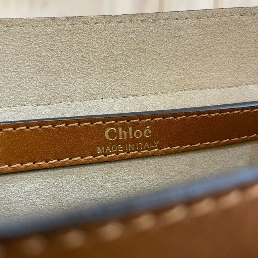 Chloe 經典Hudson焦糖色小牛皮編織流蘇斜背馬鞍包-20