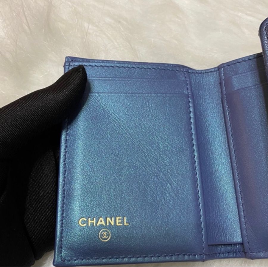 Chanel 幻彩珠光藍 季節限量款 荔枝牛皮 三折短夾-2