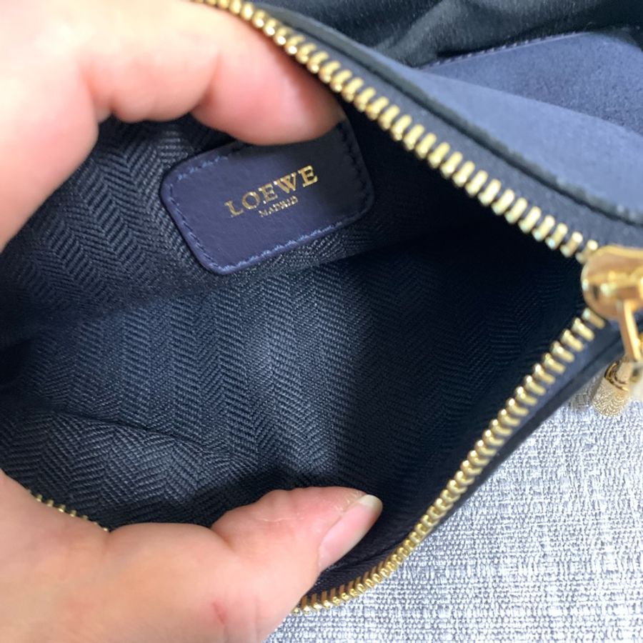 Loewe 深藍色 麂皮 小包-2
