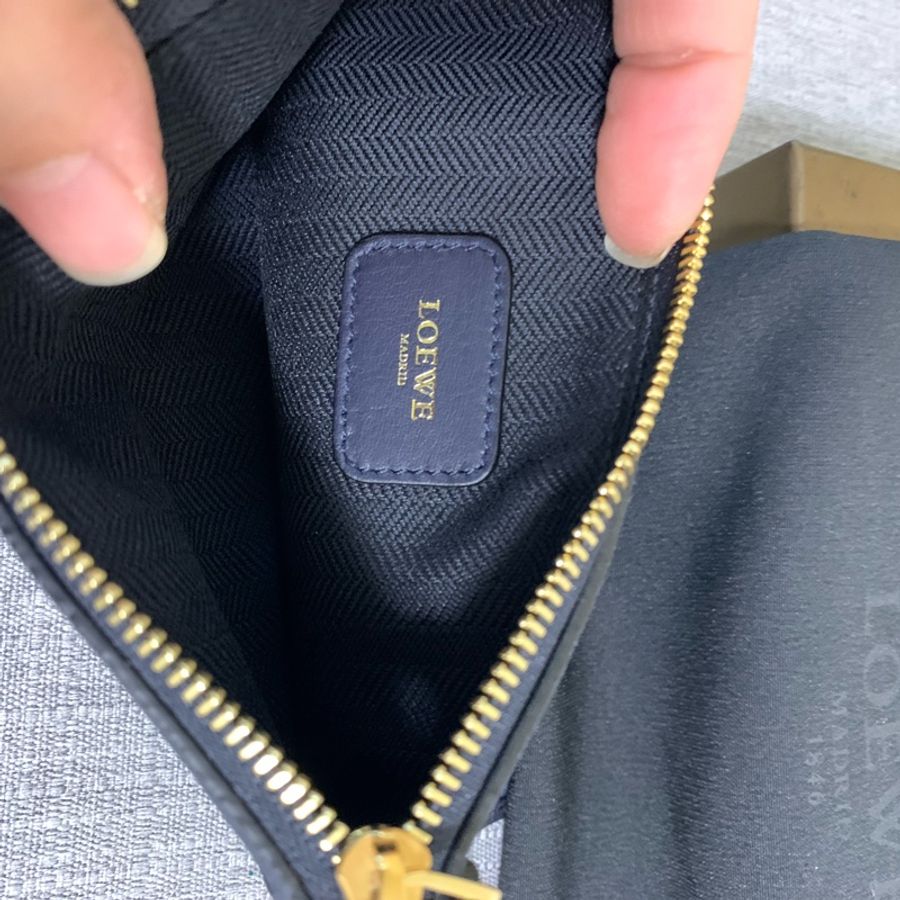 Loewe 深藍色 麂皮 小包-9
