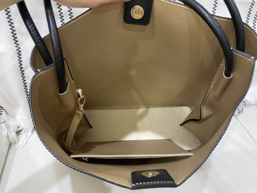 Charles & Keith 小CK托特包-2
