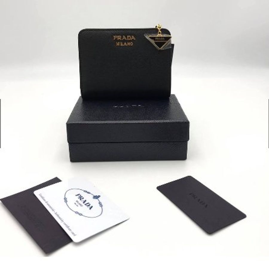 Prada 1ML018 Saffiano 倒三角標 Logo 拉鍊二折短夾 黑色-2