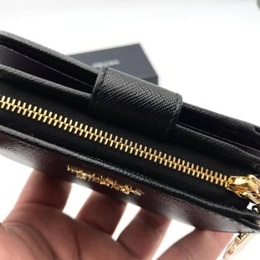 Prada 1ML018 Saffiano 倒三角標 Logo 拉鍊二折短夾 黑色-3