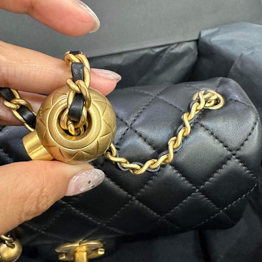 chanel mini 20金球 晶片款近全新 膠膜未拆 全配有購證 金球方胖 cf20 黑金 經典款-2