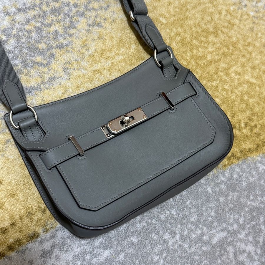 Hermes 愛馬仕 Jypsiere mini Swift牛皮斜背包(OL積雨雲U刻銀釦)-11