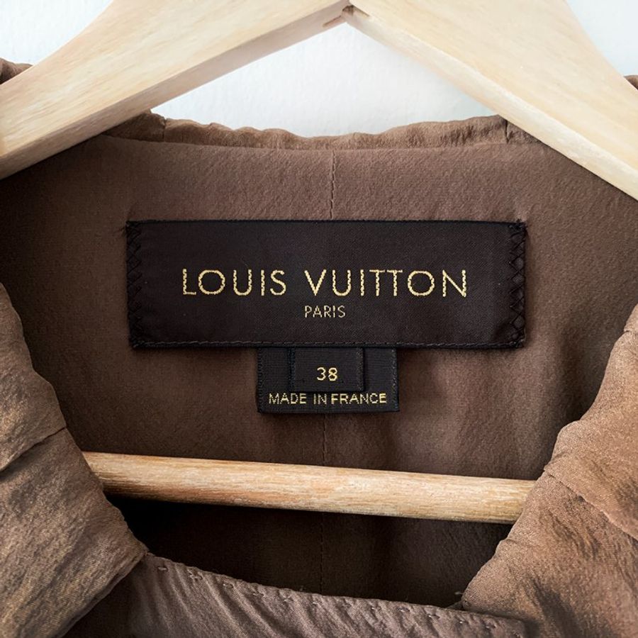 法國製 LOUIS VUITTON LV 長版九分袖外套 咖啡色 品牌金屬鈕扣 腰身設計輕薄風衣 柔軟內裡【壽司羊羊】二手衣-1