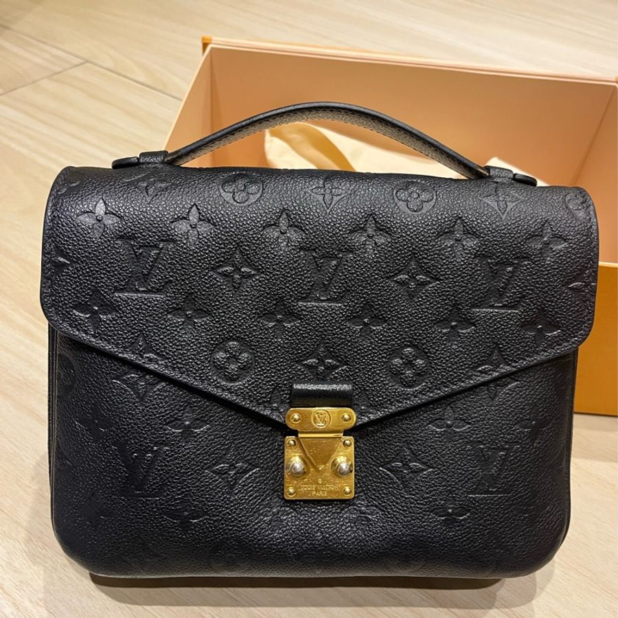 [斑比暴衝💕］內文優惠價‼️Louis Vuitton 路易威登 牛皮郵差包 壓花老花 郵差包-0