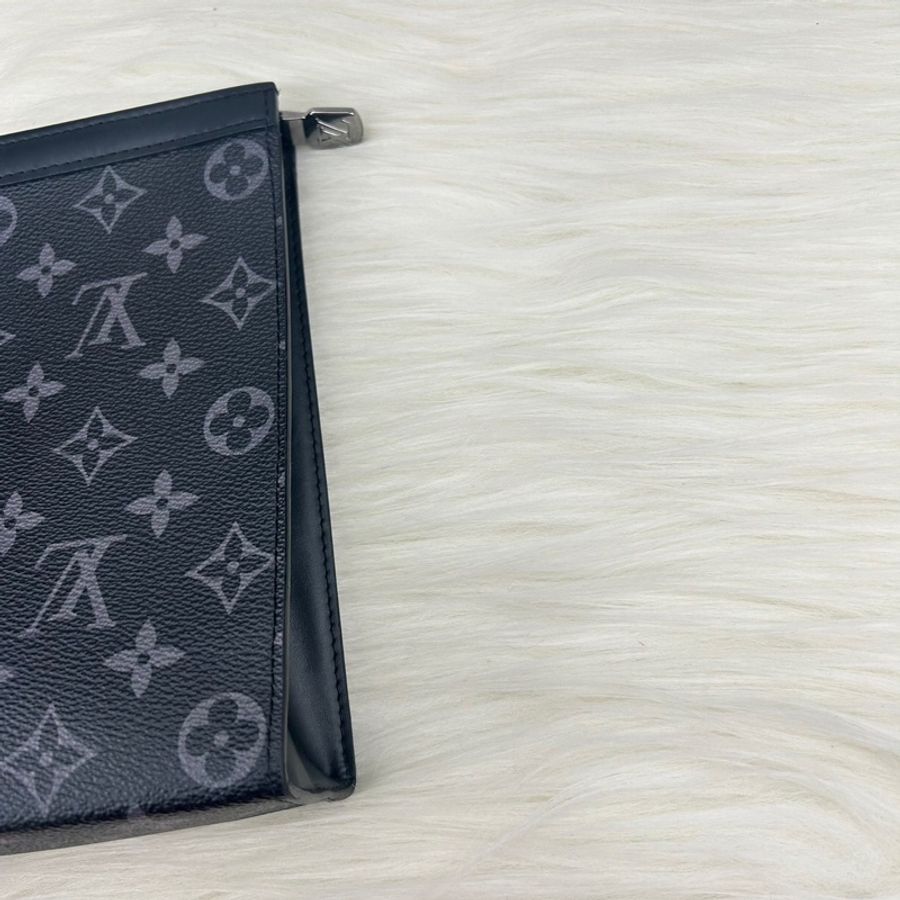 LV M61692 Pochette Voyage MM系列Monogram Eclipse帆布拉鍊手拿包-8