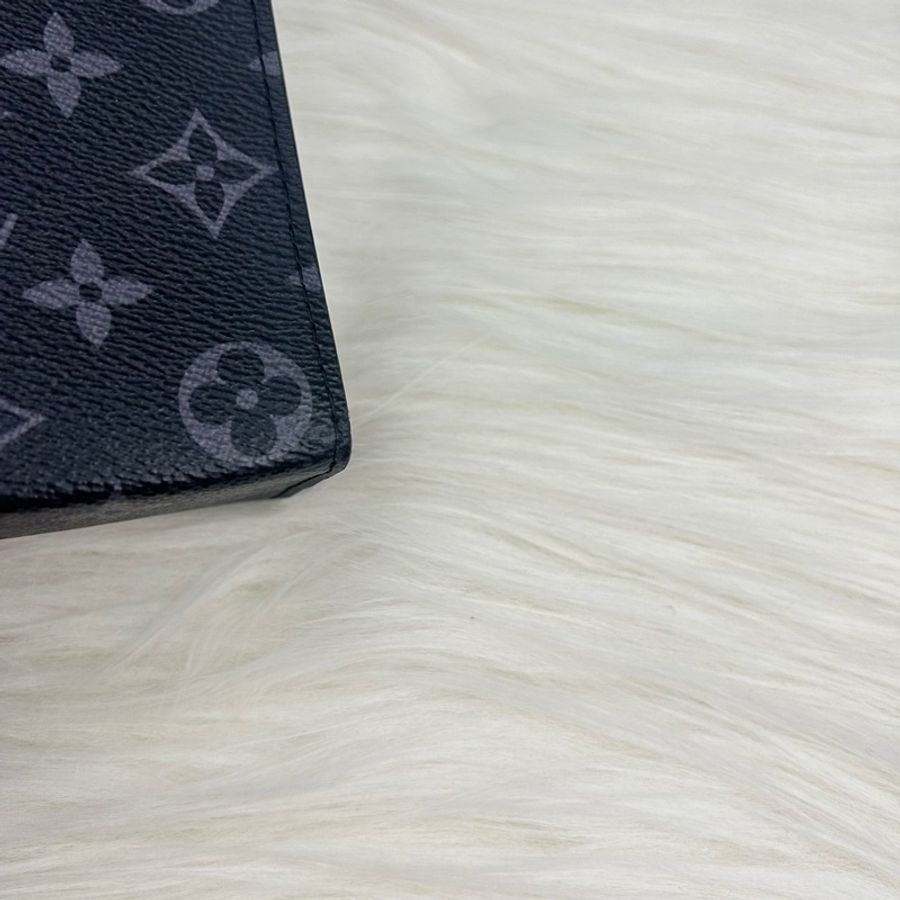 LV M61692 Pochette Voyage MM系列Monogram Eclipse帆布拉鍊手拿包-17