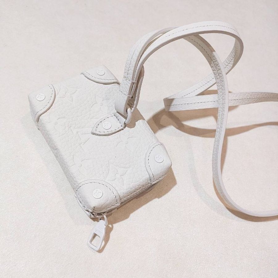 LOUIS VUITTON 全皮壓紋小包/白-1