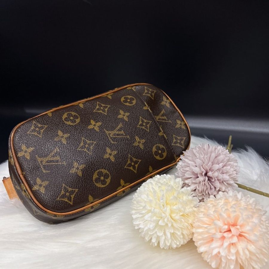 Louis Vuitton LV 字紋蛋蛋胸口包/斜背包/肩背包-0