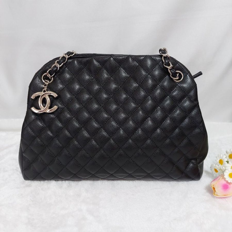 Chanel 香奈兒 🎀現品實拍 🎀 保齡球包款 黑色銀扣肩背鏈包~二手9.5成新-1