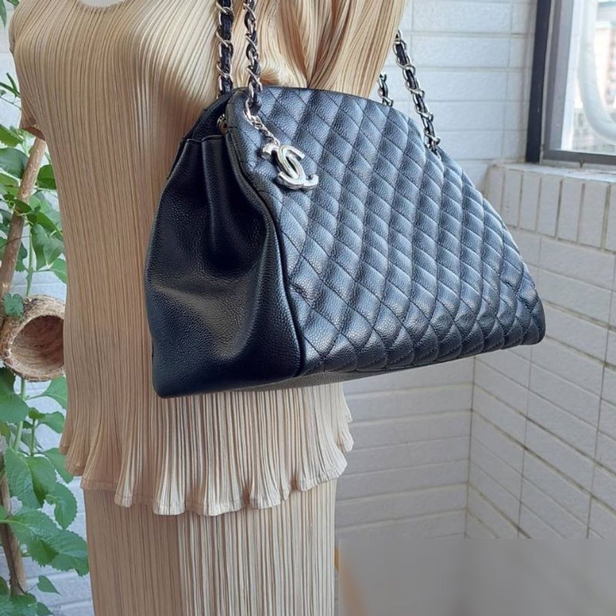 Chanel 香奈兒 🎀現品實拍 🎀 保齡球包款 黑色銀扣肩背鏈包~二手9.5成新-6