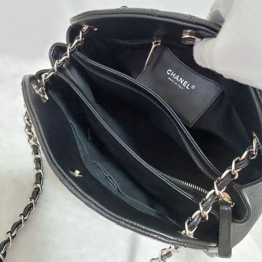 Chanel 香奈兒 🎀現品實拍 🎀 保齡球包款 黑色銀扣肩背鏈包~二手9.5成新-3