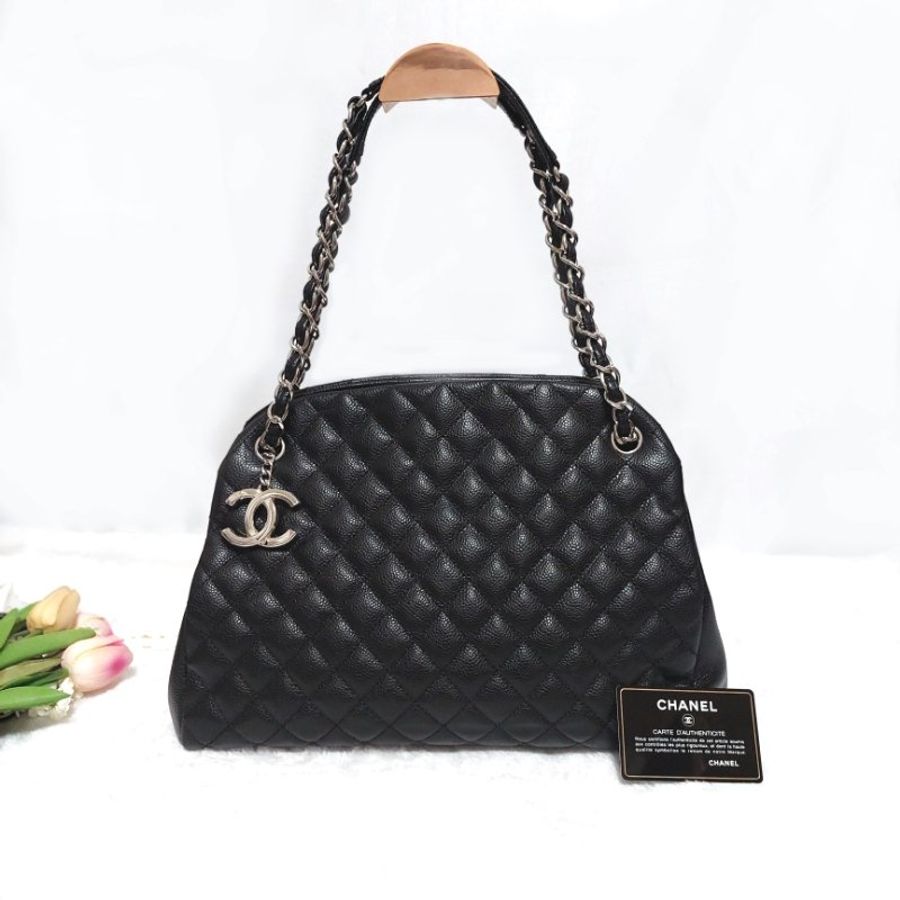 Chanel 香奈兒 🎀現品實拍 🎀 保齡球包款 黑色銀扣肩背鏈包~二手9.5成新-0
