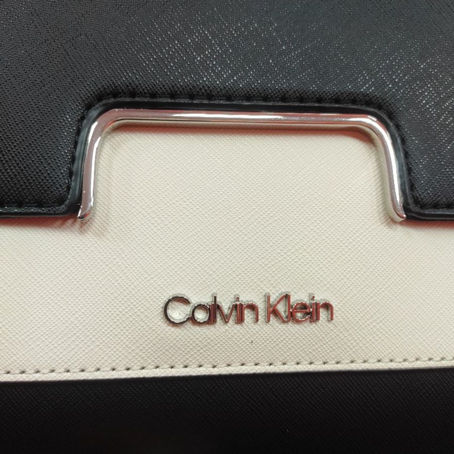 Calvin Klein 掀蓋斜背包-8