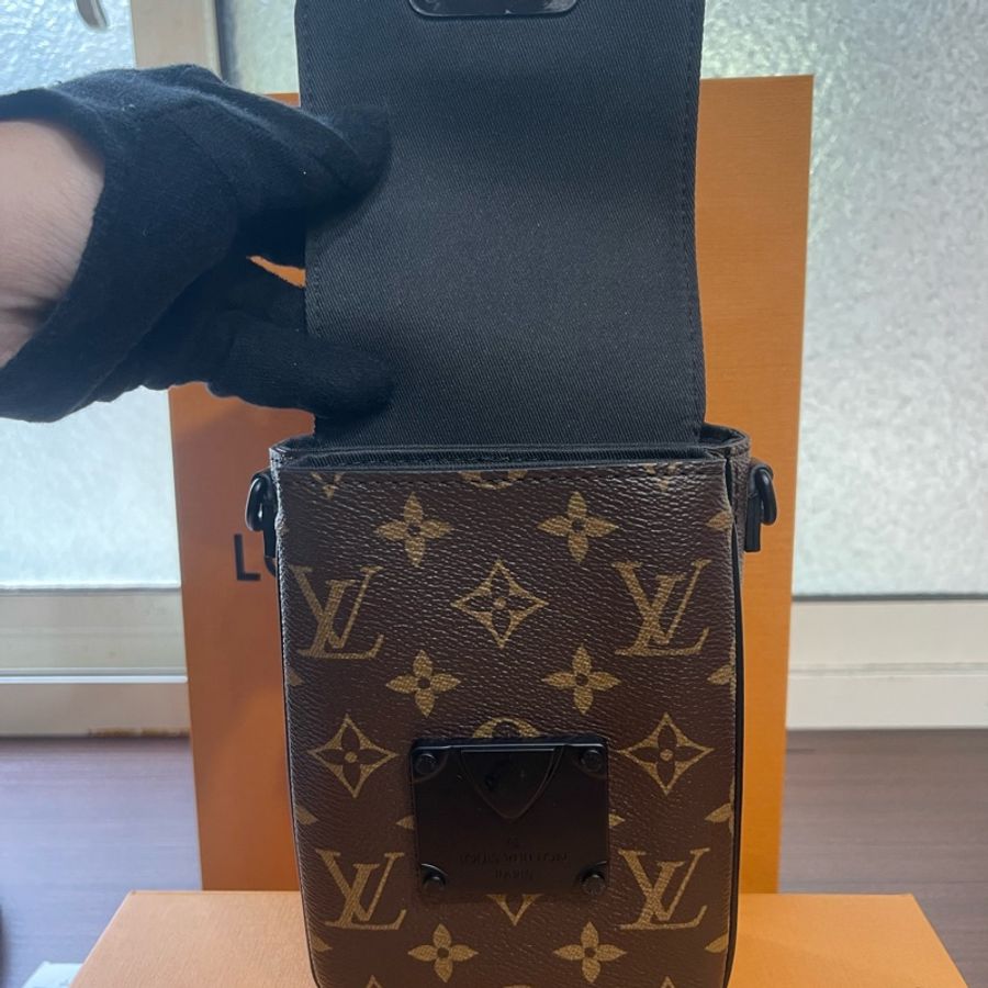 新款Lv經典老花手機包(大全配、發票、購買證明齊全)-17